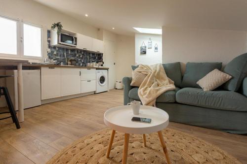 un salon avec un canapé et une table dans l'établissement Le Boheme - Netflix - Wifi - Vue sur la Cité Médiévale et les toits, à Carcassonne