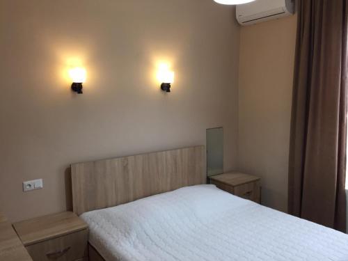 Postel nebo postele na pokoji v ubytování Guest House KOBULETI #788