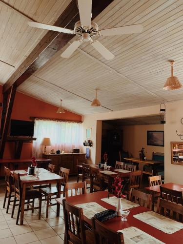 Stanica Wodna Spychowoにあるレストランまたは飲食店