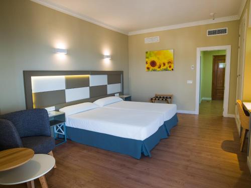 A bed or beds in a room at Hotel Monarque Torreblanca