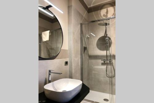 W łazience znajduje się umywalka i prysznic. w obiekcie laus via sparano - lux & design mini w mieście Bari
