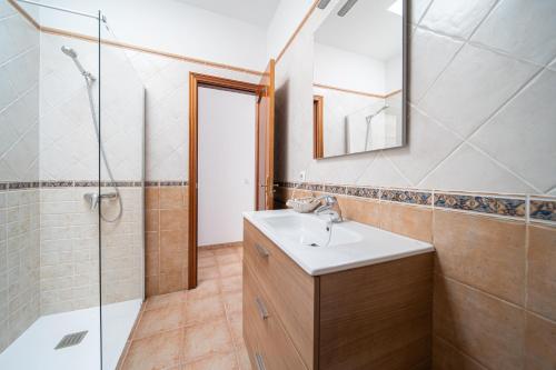 bagno con lavandino e doccia di Villas Salinas de Matagorda a Puerto del Carmen