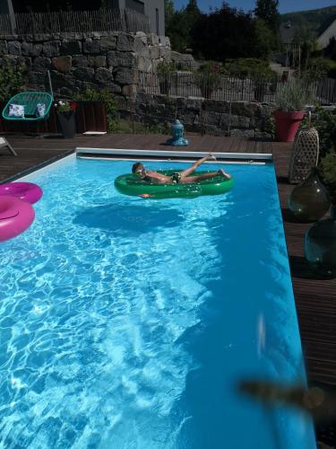 Bazén v ubytování Le Luspel nebo v jeho okolí