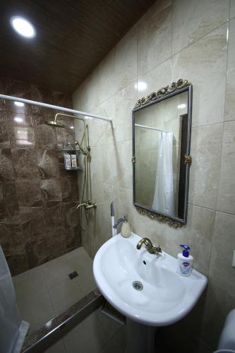 Ein Badezimmer in der Unterkunft Alashkert Guesthouse ,Ալաշկերտ Հյուրատուն
