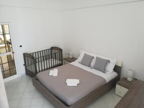 een slaapkamer met een groot bed met 2 kussens bij Tra le cummerse in Locorotondo