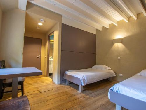 سرير أو أسرّة في غرفة في Landhuis de Vos