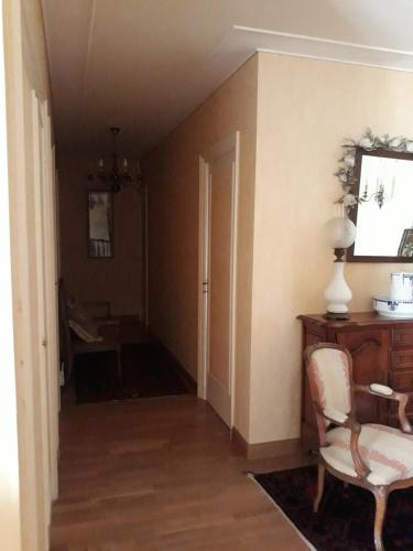 an empty hallway with a chair and a table at Chambre belle demeure in Gouesnou