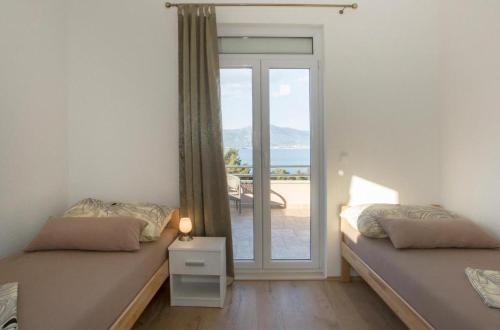 En eller flere senge i et værelse på Apartments Panorama with Seasonal Pool