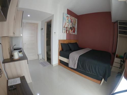 Habitación pequeña con cama y baño. en Apartemen Taman Melati Sinduadi 61 en Yogyakarta