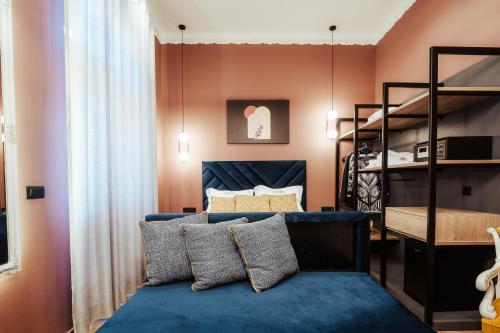 1 dormitorio con 1 cama azul y literas en Espero Royal Stay, en Nauplia