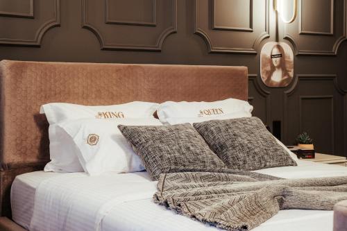 Postel nebo postele na pokoji v ubytování Espero Royal Stay