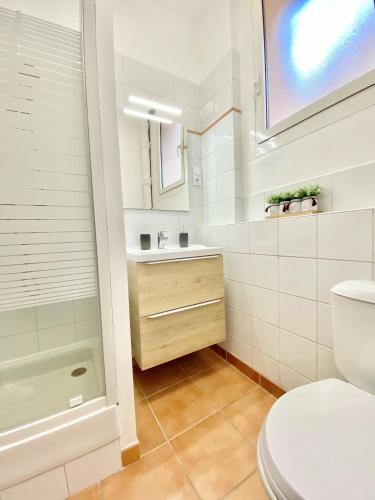 une salle de bain avec toilettes, lavabo et douche dans l'établissement Vue Faron - Appart cosy - Proche Téléphérique/Gare, à Toulon
