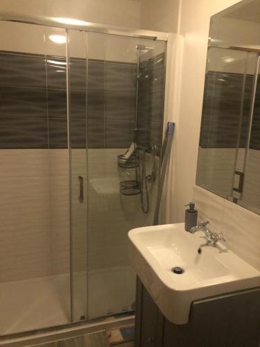 a bathroom with a shower and a sink and a shower at Modern apartment in Bexley - 25 minutes from central London in Welling