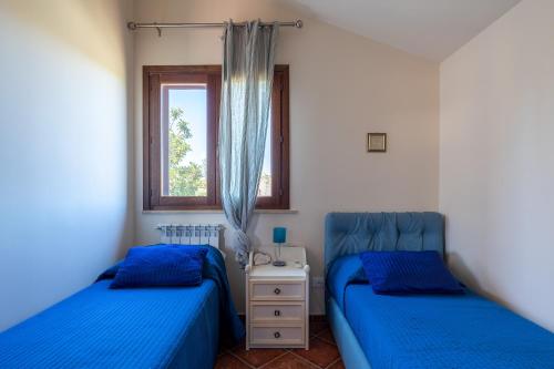 a bedroom with two beds and a window at Deliziosa Villa a 500 metri dal mare con Piscina in Terrasini