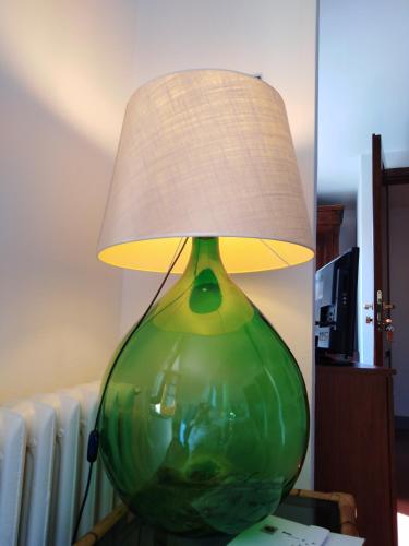 a green lamp sitting on top of a table at Albergo Giovanni Da Verrazzano in Greve in Chianti
