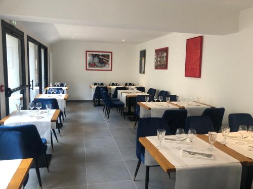 Restoran atau tempat lain untuk makan di L'Otentik Restaurant Chambres d'Hôtes