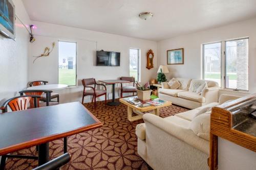 ein Wohnzimmer mit einem Sofa und einem Tisch in der Unterkunft OYO Hotel Chesaning Route 52 & Hwy 57 in Chesaning