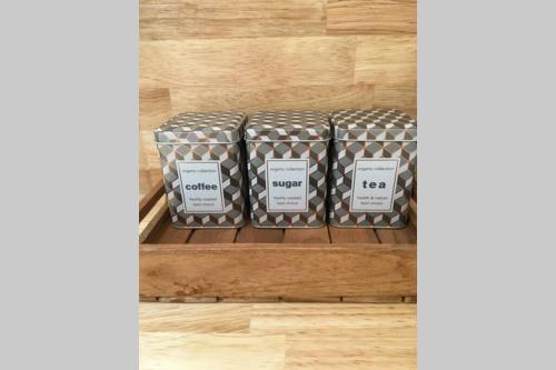 a group of containers sitting on a wooden floor at StudiO2 Ename, dakappartement in Vlaamse Ardennen in Oudenaarde
