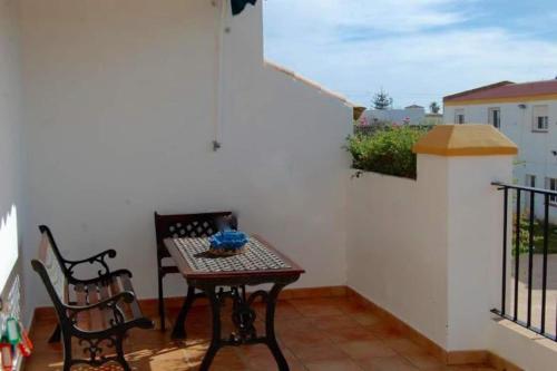 een kleine tafel en stoelen op een balkon met uitzicht bij Finca La Tacita - Jazmín in Conil de la Frontera