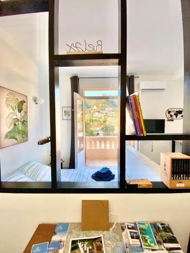 un miroir reflétant une chambre dans l'établissement Balcon du Faron- Proche Gare & Centre ville - Clim, à Toulon