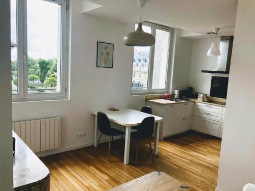 cocina con mesa y sillas en una habitación en Le seize, en Châlons-en-Champagne