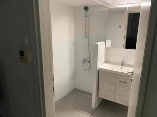 bagno con doccia, lavandino e specchio di Apartment 30m from the sea a Salonicco