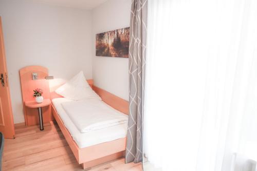 Ein Bett oder Betten in einem Zimmer der Unterkunft Hotel & Gasthof Wagner