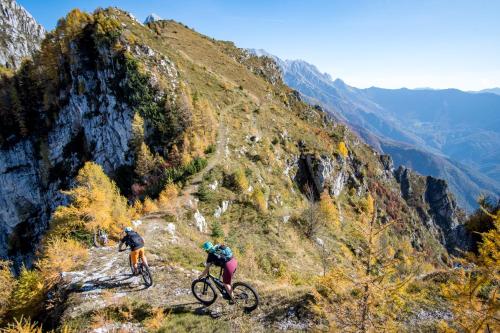two people riding bikes on a mountain trail at Theresienhof in Petschnitzen