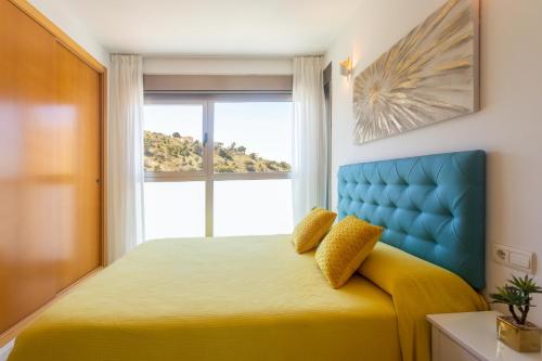 En eller flere senge i et værelse på Sunny balcony with stunning sea views