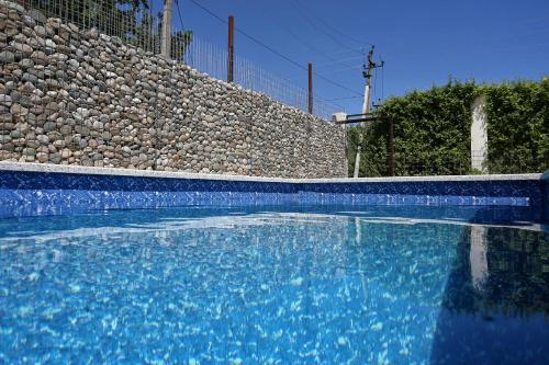 Nirvana Guest House游泳池或附近泳池