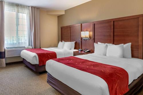 Postel nebo postele na pokoji v ubytování Comfort Suites Eugene