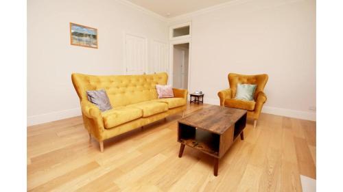 2 Bed in Historical Oxford Building w/ Parking, College Corner, United Kingdom