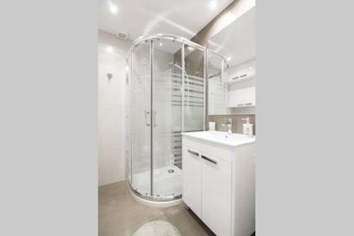baño con ducha de cristal y lavabo blanco en Apartamento Beach & Chic San Juan, en Alicante