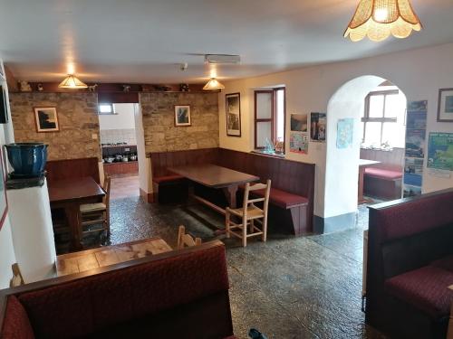 
A restaurant or other place to eat at Aille River Hostel Lodge Doolin
