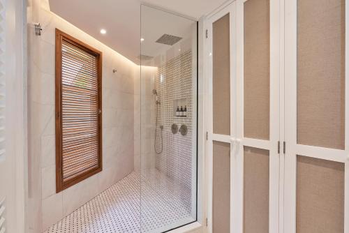 Ένα μπάνιο στο Paradise Cove Boutique Hotel (Adults Only)