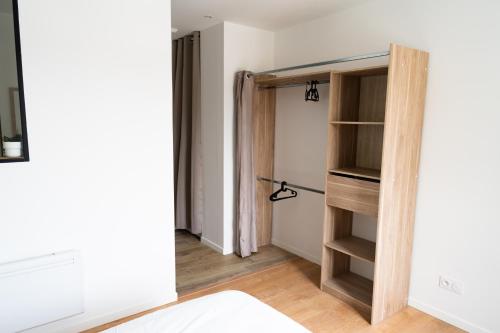 a room with a closet with a door open at Charmant appartement avec parking privé in Saumur