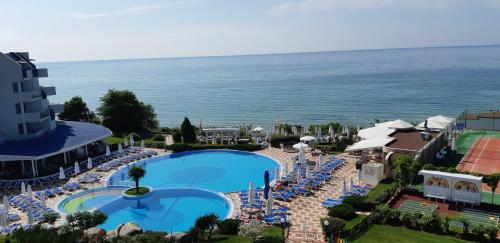 Bazén v ubytování Sineva Beach Hotel - All Inclusive nebo v jeho okolí