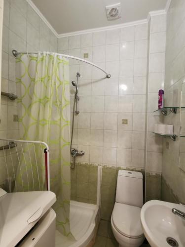 y baño con aseo, lavabo y ducha. en Cietokšņa 34 en Daugavpils