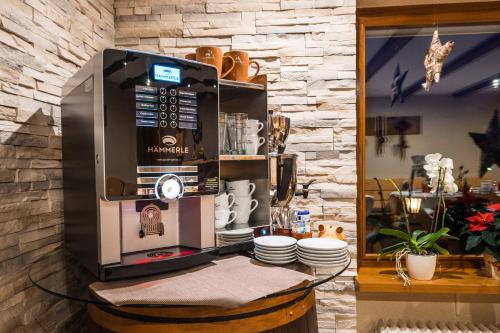 ein Café mit einer Kaffeemaschine auf der Theke in der Unterkunft Haus Stüttler/Duchscherer in Schruns-Tschagguns