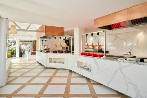 Η κουζίνα ή μικρή κουζίνα στο Paradise Cove Boutique Hotel (Adults Only)
