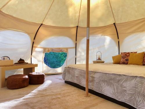 Postel nebo postele na pokoji v ubytování VinSan Glamping & Wellness Centre