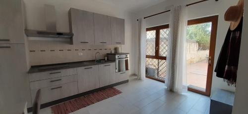 Kuchyň nebo kuchyňský kout v ubytování Comfy&Cozy Flat in Fiumicino center