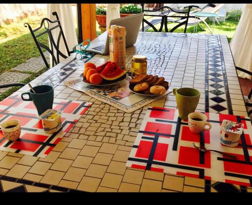 een tafel met een bord eten bovenop bij Villetta a 100 mt dalla spiaggia in Terracina