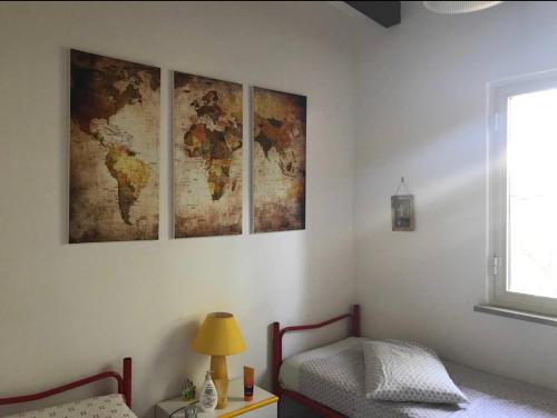 um quarto com duas camas e um mapa na parede em Villetta a 100 mt dalla spiaggia em Terracina