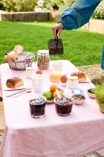 Una persona está preparando comida en una mesa. en La Bergerie de l'etang, en Montels