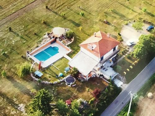 an overhead view of a house with a swimming pool at Chambre leo in Xaintrailles