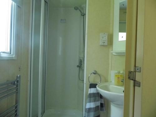Kylpyhuone majoituspaikassa Oakdene -3 Bedroom Caravan