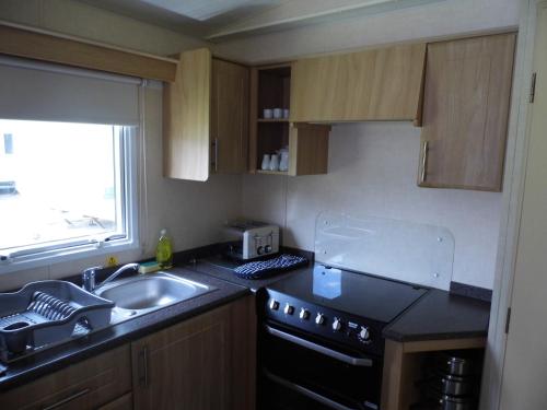 Kuchyň nebo kuchyňský kout v ubytování Oakdene -3 Bedroom Caravan