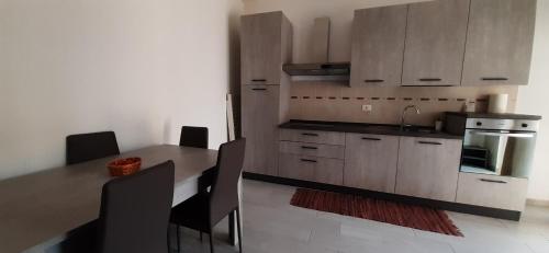 Kuchyň nebo kuchyňský kout v ubytování Comfy&Cozy Flat in Fiumicino center