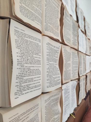 ein Stapel übereinander gestapelter Bücher in der Unterkunft Suite privee Tavel - Le Mas de l Acacia in Tavel